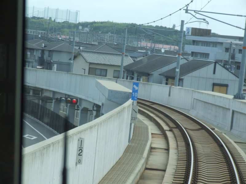 撮影地 加古川駅 撮影日 08 08 24 コメント このあたりは最近高架化されたばかりなので近代的な感じです 線路脇には最近よく見かけるようになった青い勾配標 があります 撮影者 Hamaguchi T C 08 加古川top 神戸鉄道写真館top